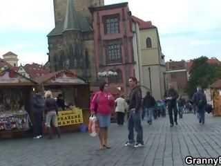 Senelė turistas jumps apie varpa