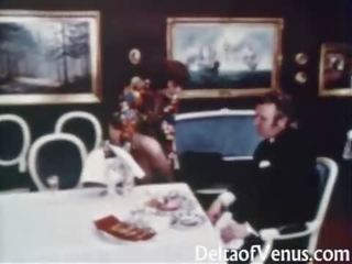 Tappning porr 1960s - hårig äldre brunett - bord för tre