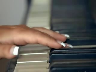 นมโต บลอนด์ toying ลักพาตัว บน the เปียโน
